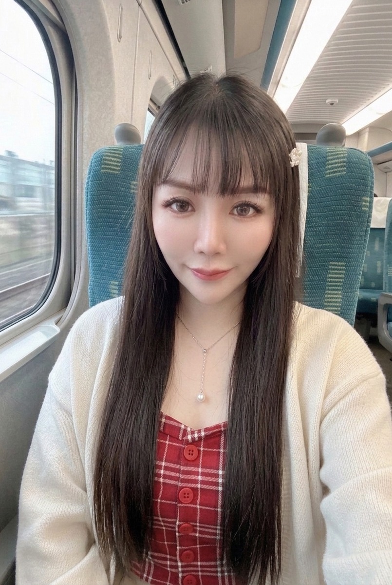七七搭高鐵出門(AI 生成形象)
